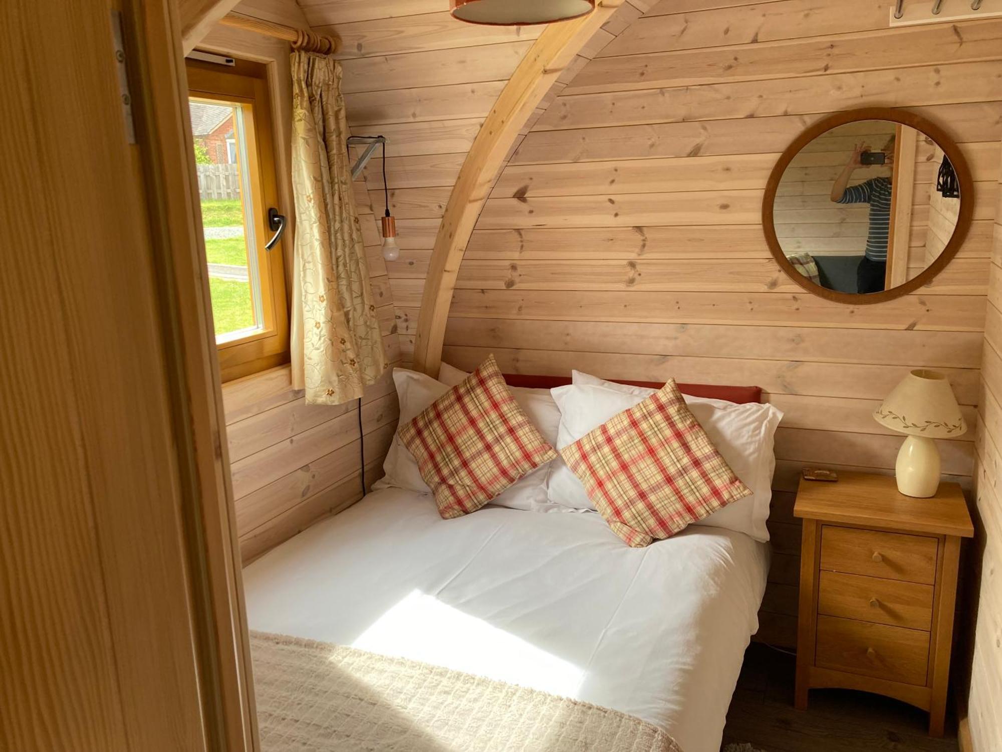 Rabbit Glamping Pod School House Farm Hotel Leighton  Eksteriør billede