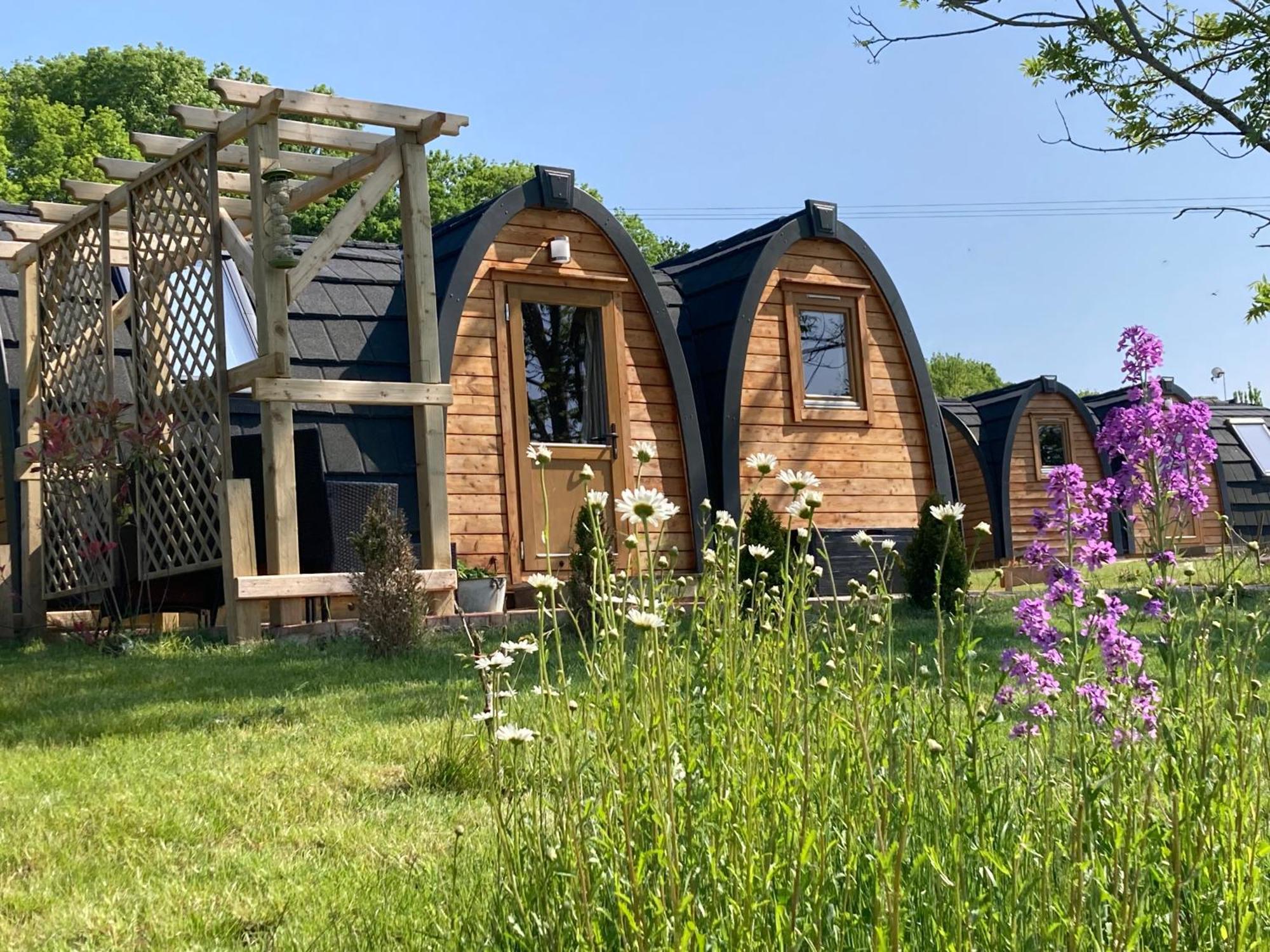 Rabbit Glamping Pod School House Farm Hotel Leighton  Eksteriør billede